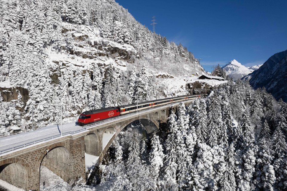 SBB (Personenverkehr): SBB Re 460 027 - Wassen UR/CH