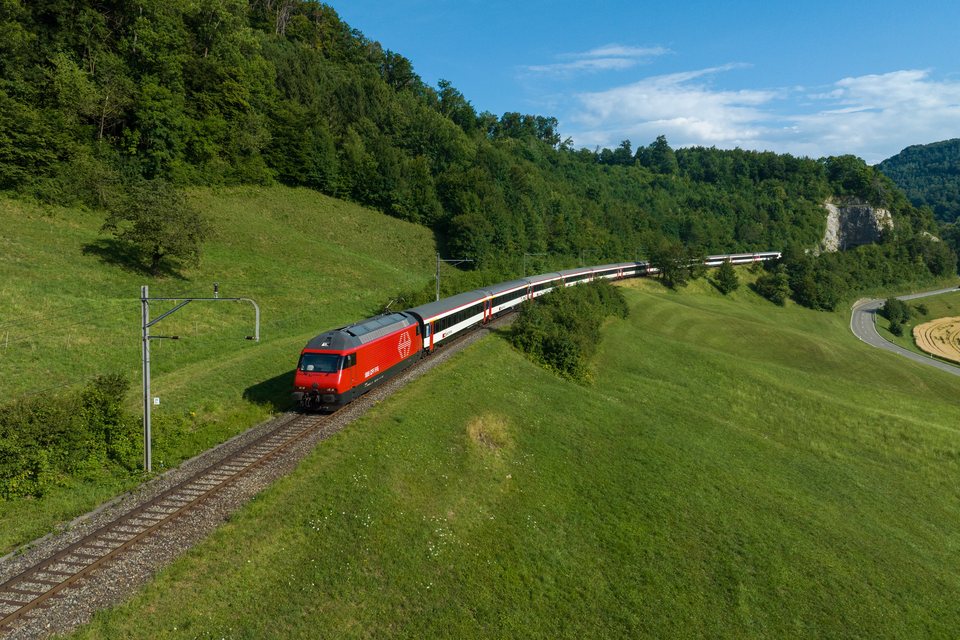 SBB (Personenverkehr): SBB Re 460 at Läufelfingen, BL, CH