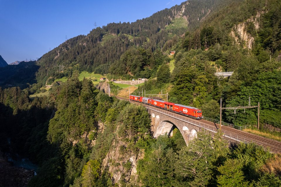 SBB XTmas 011/021 at Gurtnellen, UR, CH