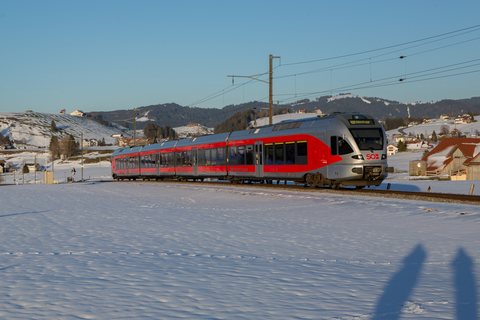 RABe 523 042-7 (SOB): RABe 523 / Biberbrugg (SZ/CH)