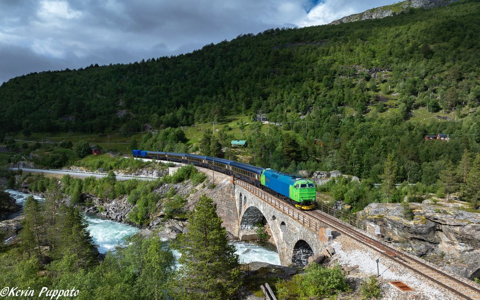 TM MZ 1451 + Golden Train -- CHT 3494 Åndalsnes-Bjorli