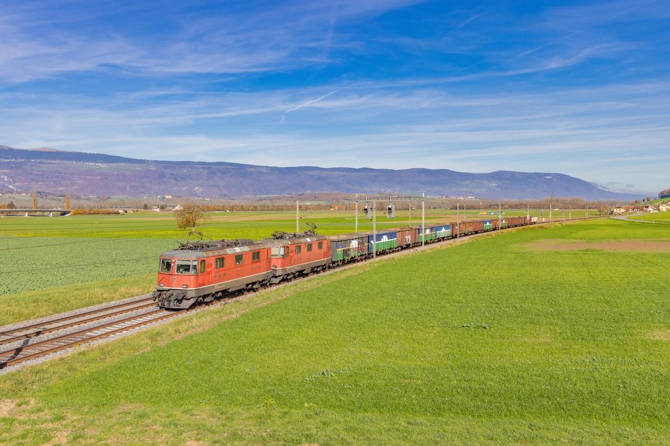 Re 420 (Re 4/4 II) 11146 (Transrail): Re 4/4 11146 + 11301 / CH-Chavornay