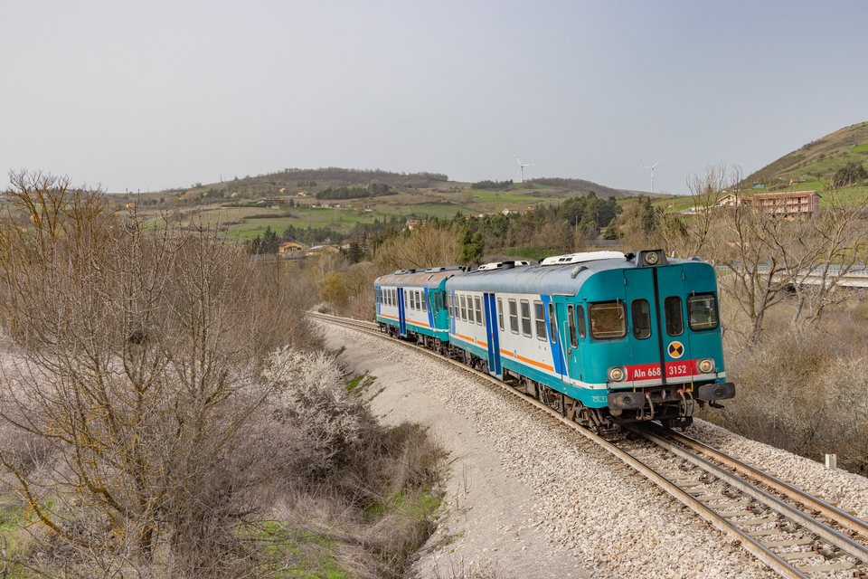 ALn 668 3233 (Trenitalia): Aln 668 3152 + 3233 / IT-Case Giuzio Lomonaco