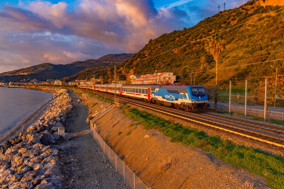 E464 232 (Trenitalia): E464 377 + 232 / IT-Guardia Piemontese Marina