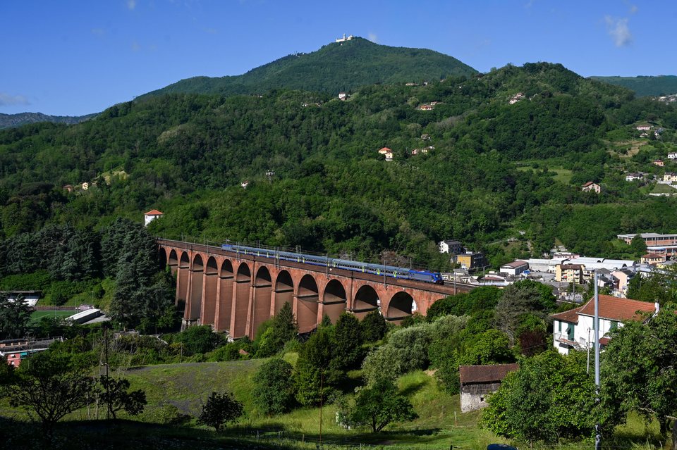 Trenitalia: E464