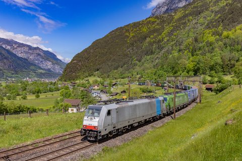 TXL: BR 186 104 + BR 193 283 / CH-Silenen