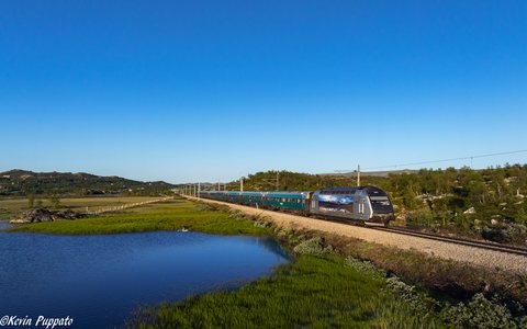 Vy El 18 2247 + Fjerntog F4 67 Oslo - Bergen