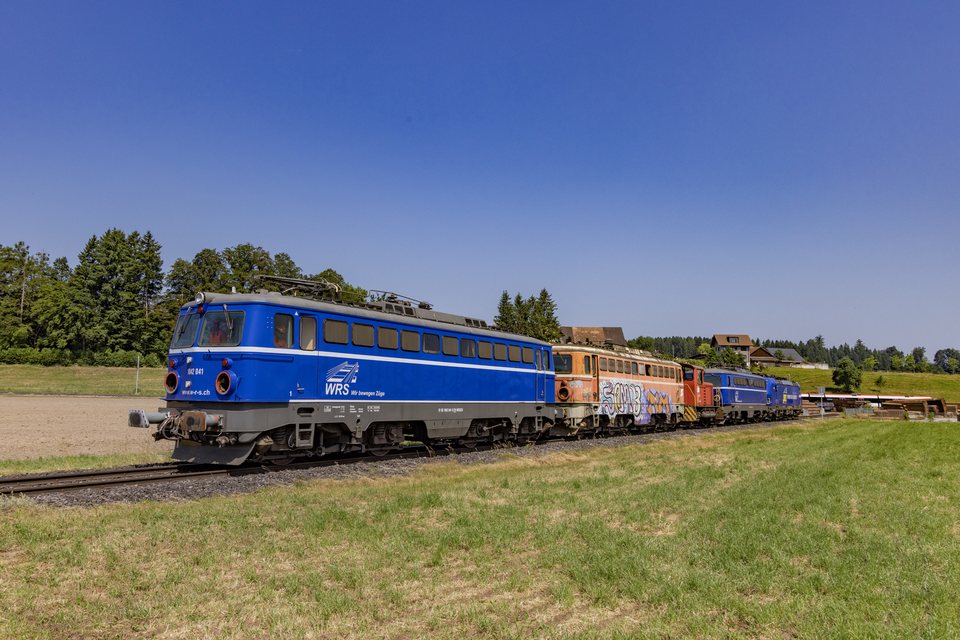 Ae 1042 041, Ae 1042 020 (WRS): Re 475 901 + Ae 1042 007 + 020 + 041 / CH-Waldibrücke