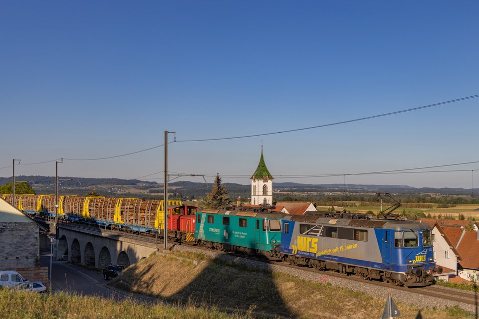 Re 430 (Re 4/4 III) 114, Re 420 (Re 4/4 II) 502 (WRS): Re 420 502 + Re 430 114 + Tm 232 290 / DE-Lottstetten